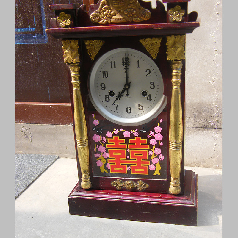 Old Shuangxi card sitting clock as orchestrating alarm clock 70 s wedding collection