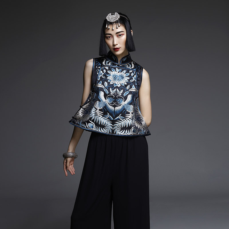 Cloud decoration totem original design women's horse clip ethnic wind hand embroidery blue and white phoenix peony loose version women's top