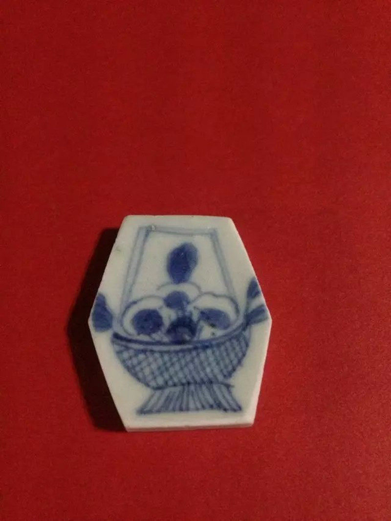 Yuanminqing Qing ancient porcelain piece specimen Qing Dynasty Jingdezhen folk kiln Qinghua flower basket pattern porcelain remnant pendant necklace ornament