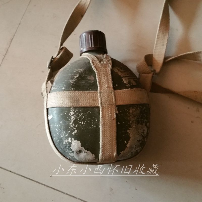 Old objects Nostalgic old-fashioned marching old kettle Army retired aluminum old drinking pot 60 70 film and television props
