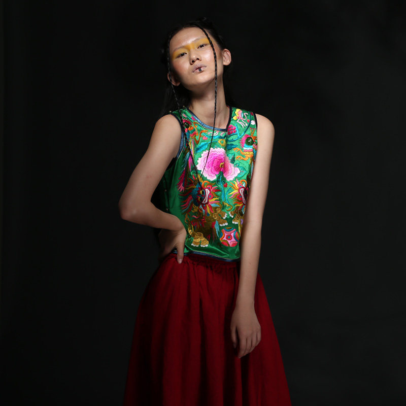 Cloud decoration totem original hand-made women's top Ethnic style hand-embroidered new embroidered satin vest women's top green