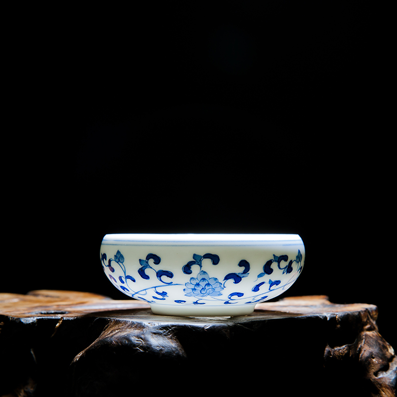 Jingdezhen ceramic kung fu tea cup single blue and white tea cup sample tea cup cup high white glass hand - made the master CPU