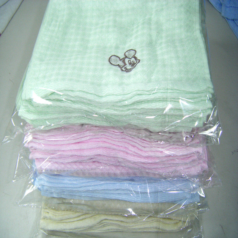 Special price 26*26cm Mickey embroidery 25g pure bamboo fiber thin summer special soft and refreshing honeycomb square towel