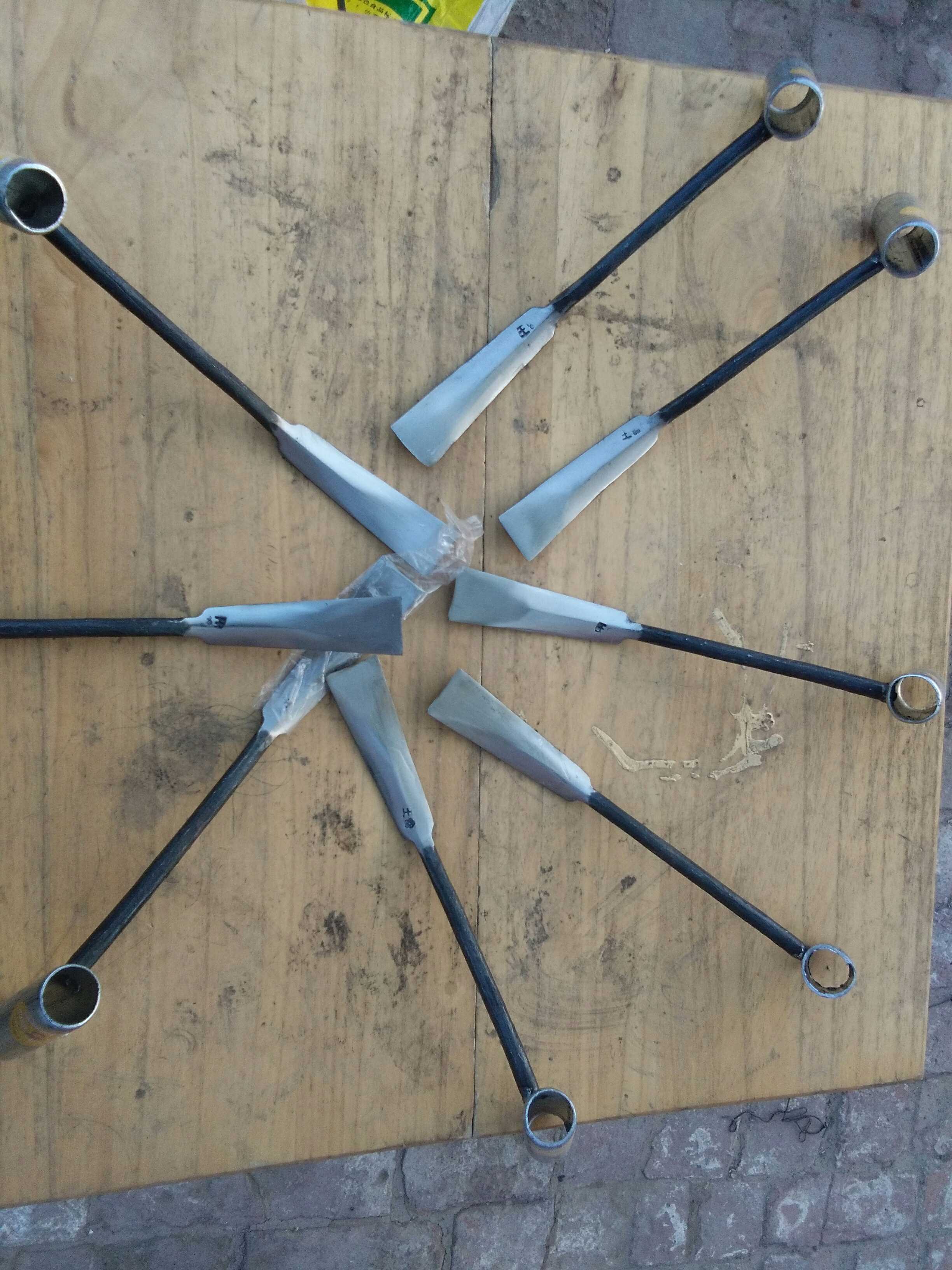 Garlic digging tool