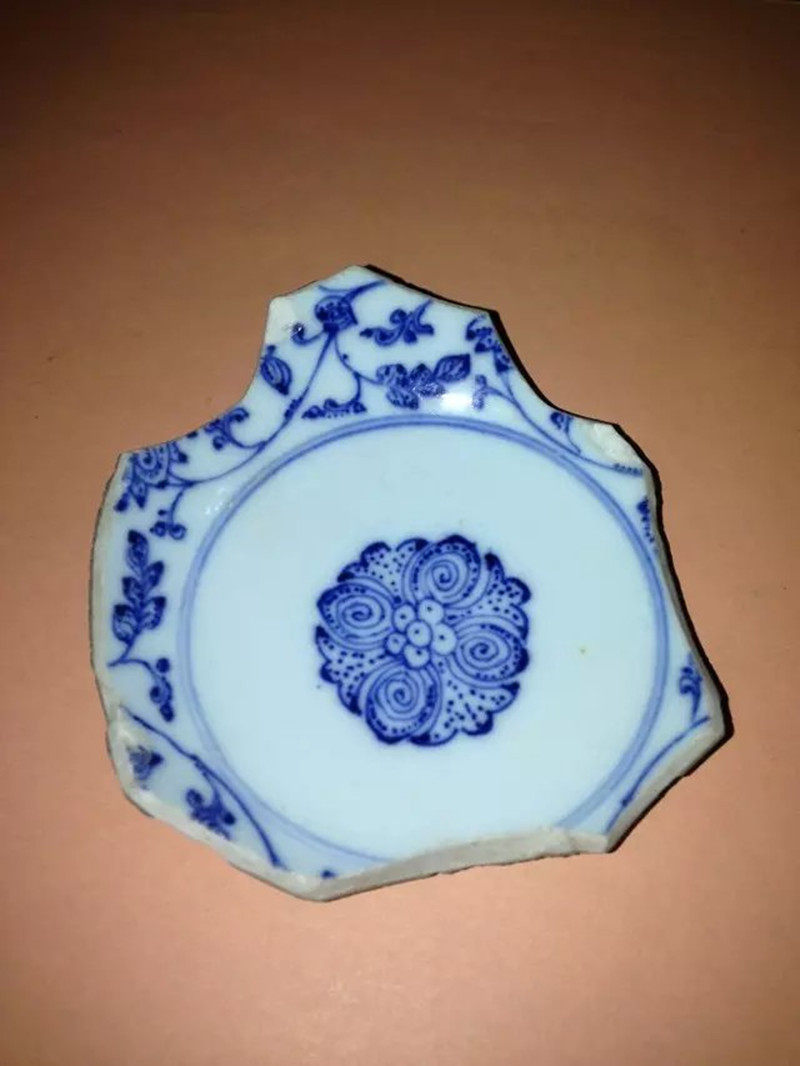 Large Qingqian Long-year official kiln kaolin with an old porcelain can wrap silverware made into flower grain ancient porcelain sheet pendant