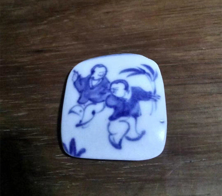 Two innocent and lively babies in the Ming Dynasty played with ancient porcelain pendants, old porcelain pendants, antique antiques