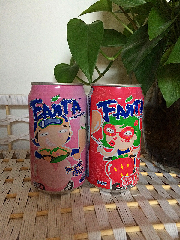 The Finda Hong Kong couple sets in a jar.