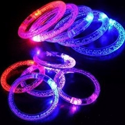 Vòng đeo tay phát sáng Flash Bracelet Vòng đeo tay acrylic LED Đồ chơi trẻ em Bar Dance Night Market Stalls - Vòng đeo tay Cuff