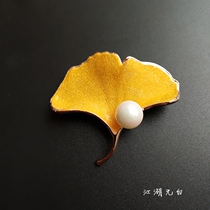 Jianghu White-free new ginkgo leaf shellfish beads Joker sweater coat brooch temperament elegant corsage pin gift woman