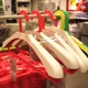 Cây lăn bụi quần áo miniso 0,1 ấm IKEA IKEA Bumeilang rộng vai áo phù hợp với áo len rộng móc áo bảo vệ quần áo có giá trị - Hệ thống giá giặt cay lan bui Hệ thống giá giặt