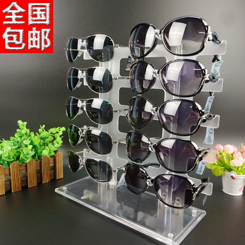 Стенд, солнцезащитные очки, трубка