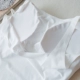 Quần yếm lụa trắng băng dài với phần đệm lót ngực hàng đầu phụ nữ có thể mặc bên ngoài lưng quấn ngực chống sáng