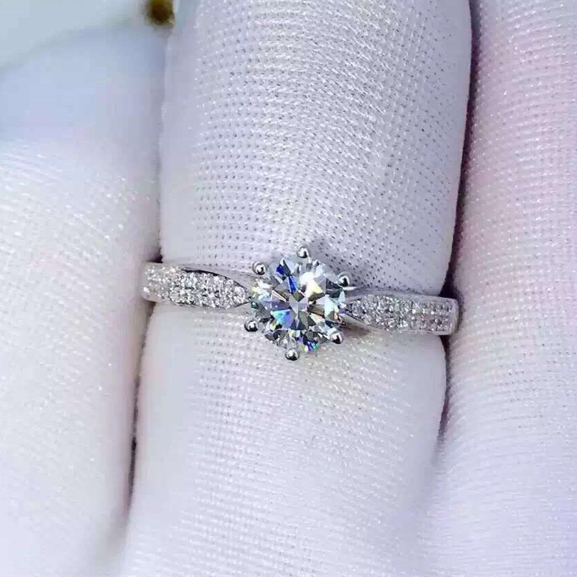 Fu Daisheng Diamond Female Ring Finger 18K Platinum 70 courting for wedding diamond ring female one carat marriage group inlaid diamond