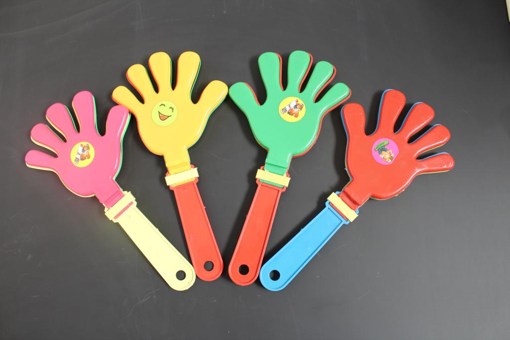 Clut the hands of small hand clap the palm of the hand clap the palm of the plastic apparatus