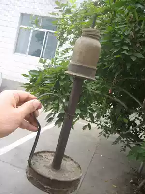 Folk collection shows the memory of the parents. The ancient kerosene lamp in the Republic of China. The iron hanging lamp is 32cm high.