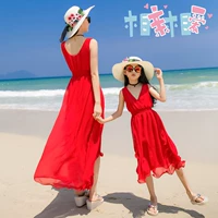 Mùa hè cha mẹ con mặc mẹ và con gái đi nghỉ mát bên bờ biển ảnh du lịch đảo mẹ váy đỏ dài váy bé gái áo đẹp mẹ và bé gái
