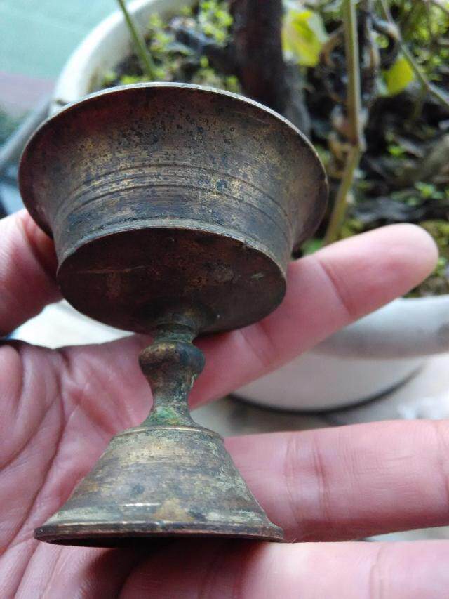Oil lamps worshipped in front of the Buddha in the Republic of China