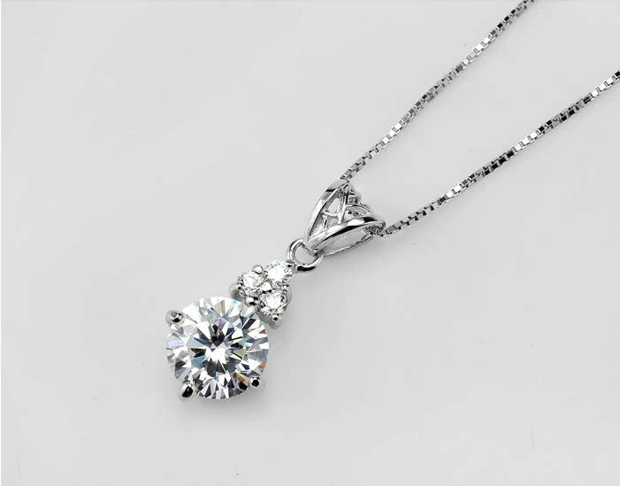 Fashion Brief Pendant Pendant 18K Platinum Mosanstone Four Paws Necklace 18K Box Chain Item Pendant 925 silver necklace