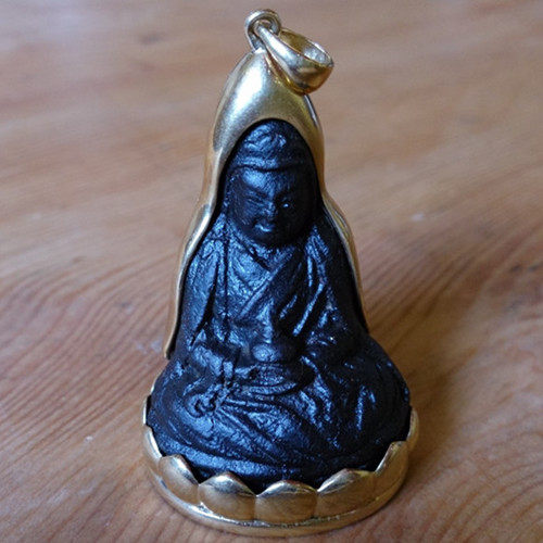 (The primary Buddha) (the Fuchu) (the collection) The hidden ancestral teacher Lianshi is seen to be wearing a touch of relief of the Madol.