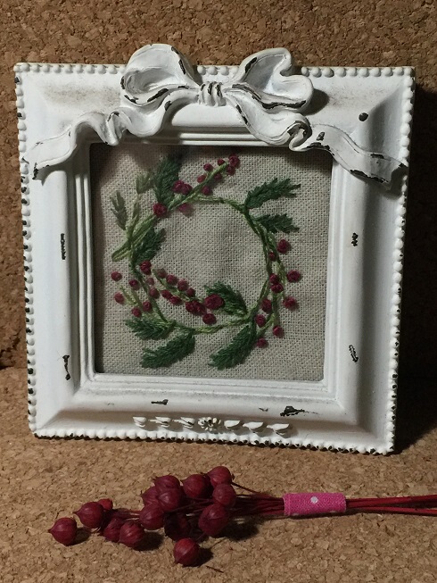 Nordic Small Items, Hand-Embroidered Red Bean Wreath, Cotton and Linen Painting Core, Vintage Resin Photo Frame, Wall Painting, Photo Wall Art