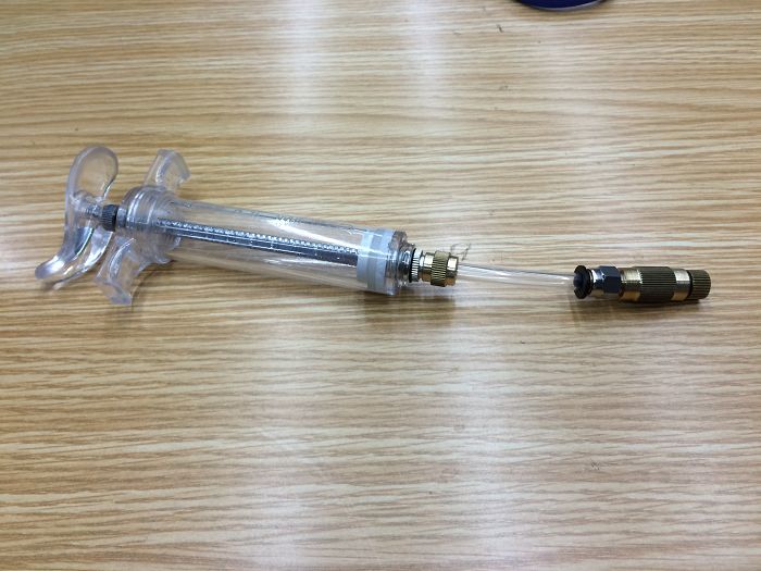 Turbo retire self-filling liquid pouring into the injection tool vacuum tire modification of the vacuum work syringe