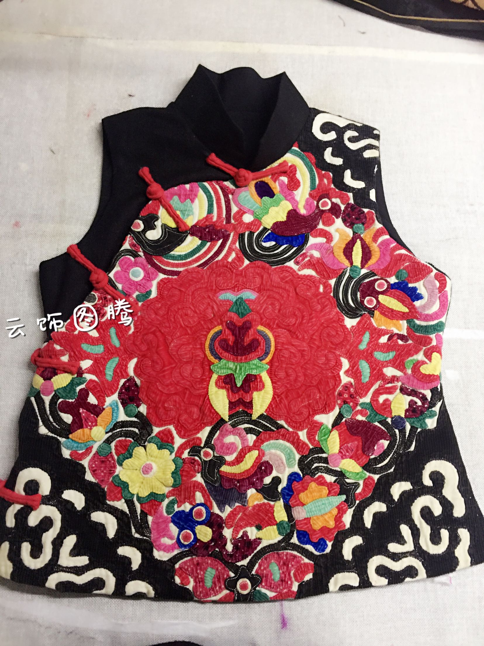 Cloud decoration totem original hand-made new women's horse clip vest Ethnic style old embroidered cloth patch embroidered women's stand-up collar waistcoat