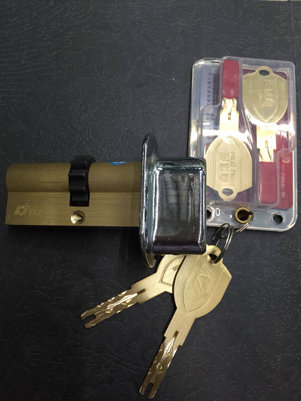 Nanjing Phoenix West Street old-fashioned anti-theft door Panpan door and other door-to-door replacement and upgrade of C-class lock cylinder