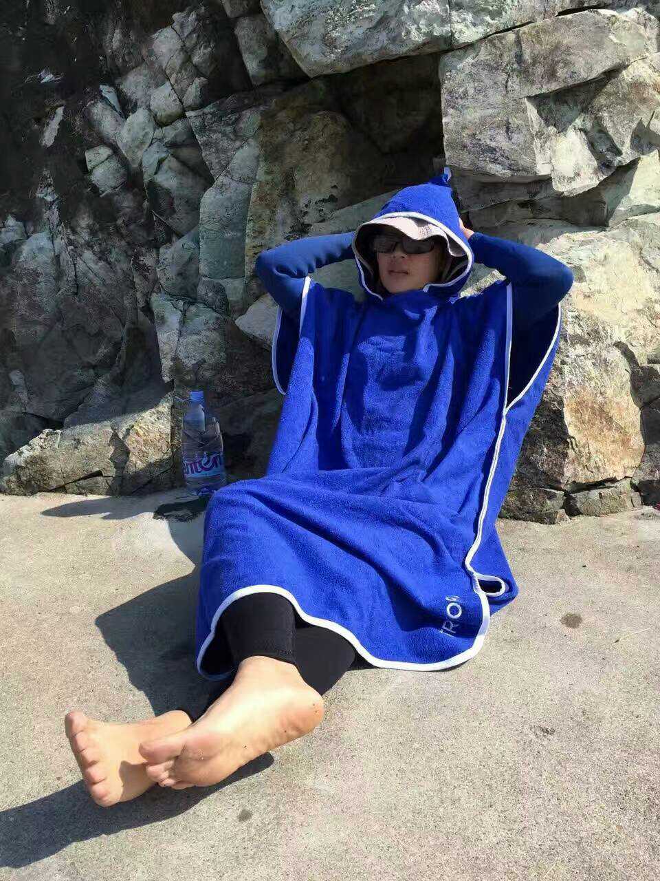 Outdoor swimming bath towel clothes to keep warm and changeable clothes