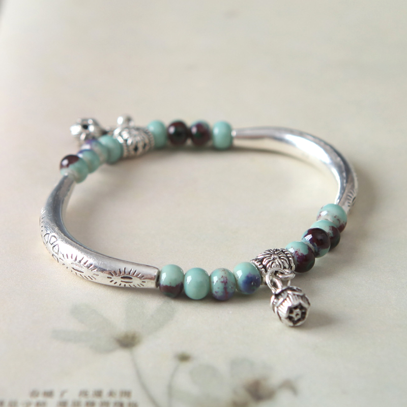 QingGe jingdezhen act the role ofing is tasted little fresh flower glaze porcelain bead bracelet with girlfriends picking hundred Mr Market. I source