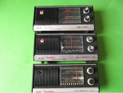 Red light brand Cultural Revolution old goods domestic old-fashioned radio semiconductor transistor radio collection as decorative props