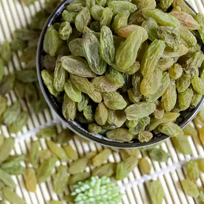 Yunnan specialty green raisins traditional no-wash air-dried non-white raisins dried candied snacks 100gx2