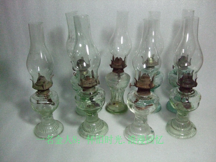 Old objects, old glass, kerosene lamps, old oil lamps, collections, film and television props, window decorations, nostalgic display