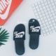 [Mua hàng xuất sắc của Anh] Nike SB Benassi chữ lớn logo màu đen đỏ thể thao 840067-001 dép nhựa Dép thể thao