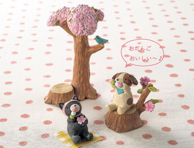 Zakka looks up at the starry animal resin cherry blossom stump to take photo props