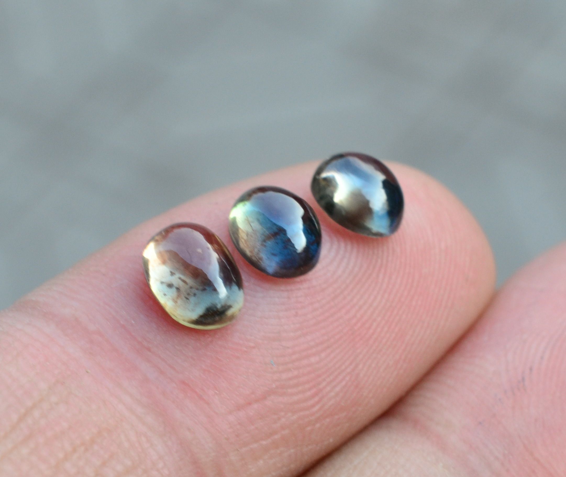 Natural color egg face Sri Lanka Sapphire bare stone three for a total of 3 carats Crystal clear three