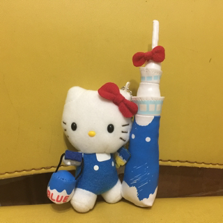 Spot Hello Kitty repair Japan clear sky Tower worker changing paparazzi pendant high 9cm