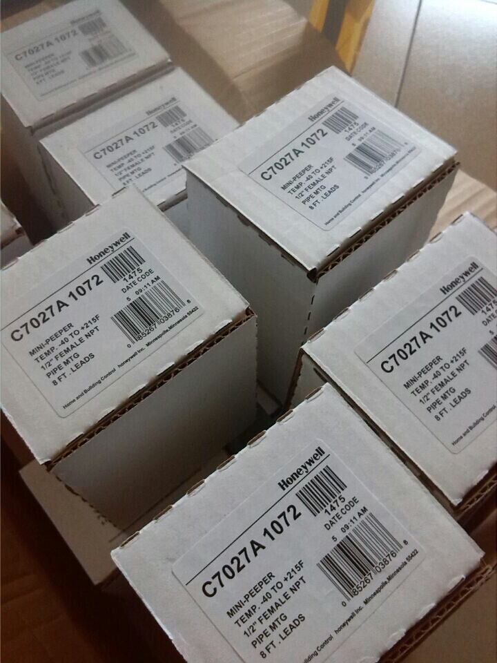 Ultraviolet flame monitors C7027A1072 in the shape of a