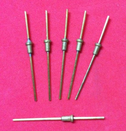 Core-through capacitor Welded gold-plated 2 4H1 7 1000PF 100VDC 10A 102