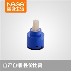 Single handle hot and cold water faucet valve core