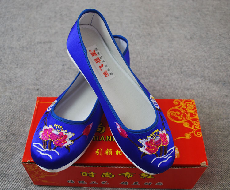 Blue women's life shoes King size 41 shoes shroud old man shroud men and women's embroidered shoes women's embroidery