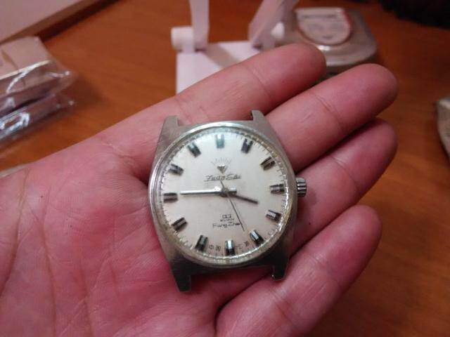 The sale of the diamond mechanical watches at the accessory price