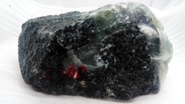 Nanyang unique montagne jade en pierre brute 1350 grammes de jade naturelle