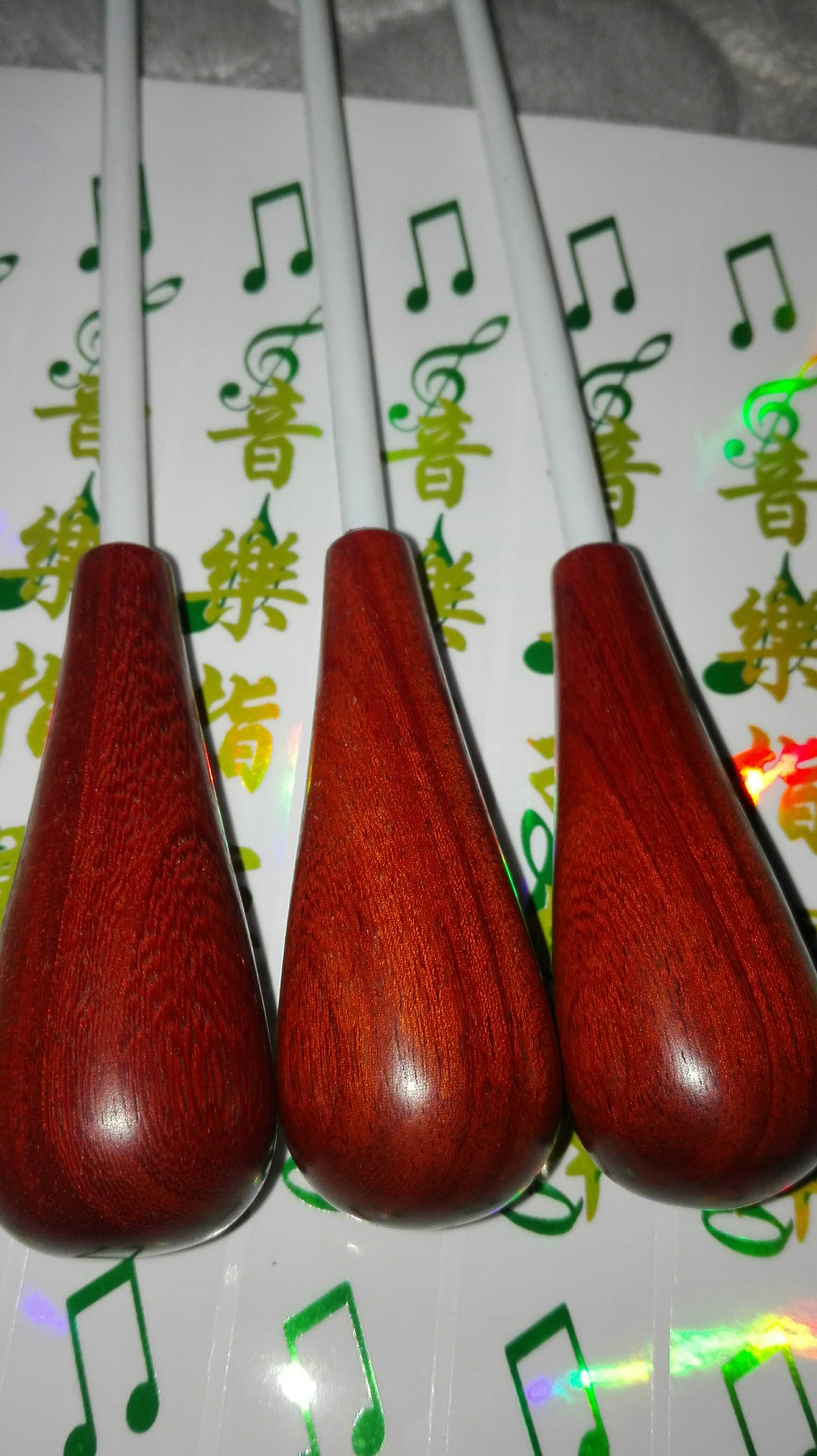 Baton musicians command the baton to learn the baton.