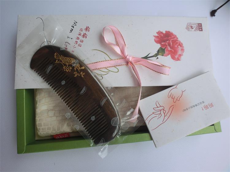 Tan carpenter's mother comb raised warm and caring mother's love deep in her mother's four spills Mother's Day to send her mother