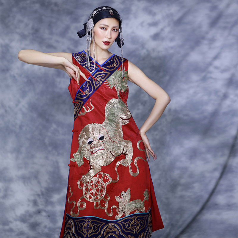 Cloud decoration totem original design women's dress Ethnic style old embroidery plate gold embroidery Lion rolling hydrangea long dress