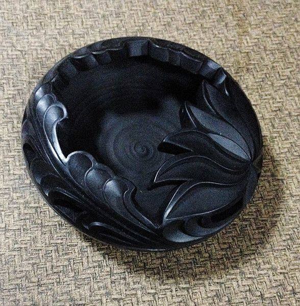 Business home pure handcraft gift ceramic vase Rizhao specialty black pottery (chrysanthemum ashtray)