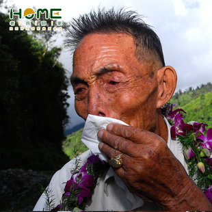 Ask the caregiver to take care of the nursing workers to care for the old soldiers to improve the life of the veterans.