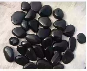 Polishing and polishing large, medium and small natural rainstone pebbles stone fish tank Gardening paving goose warm stone black