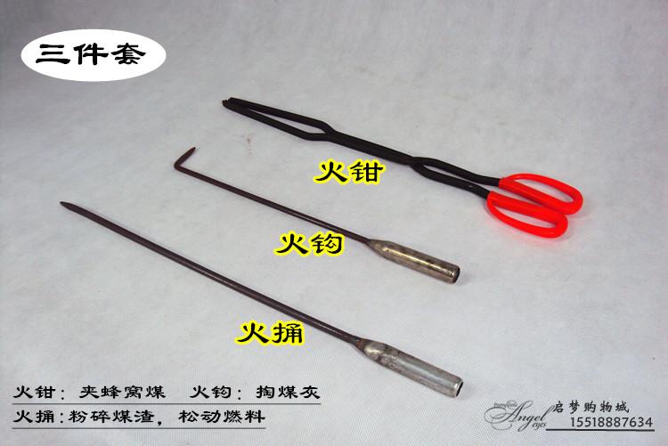 The fire fitter is hooked with fire and stabbed three sets.