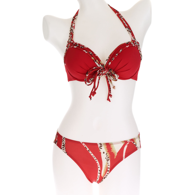 The beach holiday bras gathered with steel ring bikini two swimsuits / suits of swimsuits